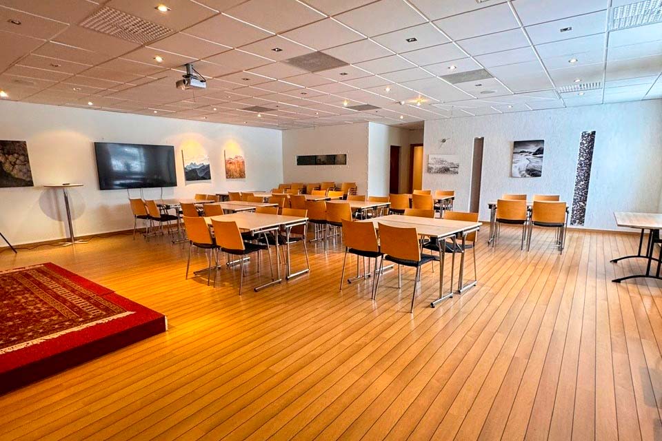 Konferensrum med vackert trägolv och vita väggar