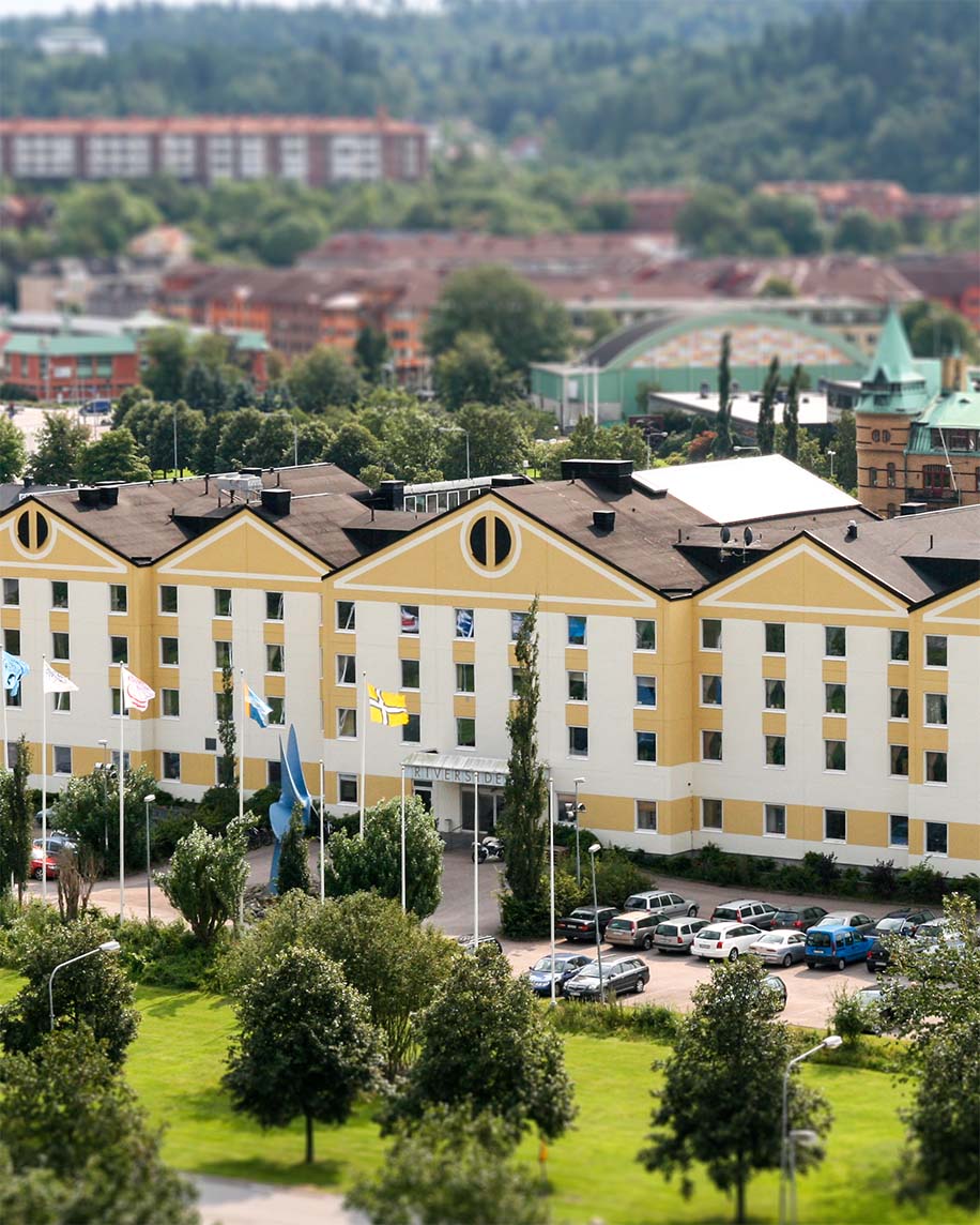 Flygbild över Hotel Riverside och centrala Uddevalla
