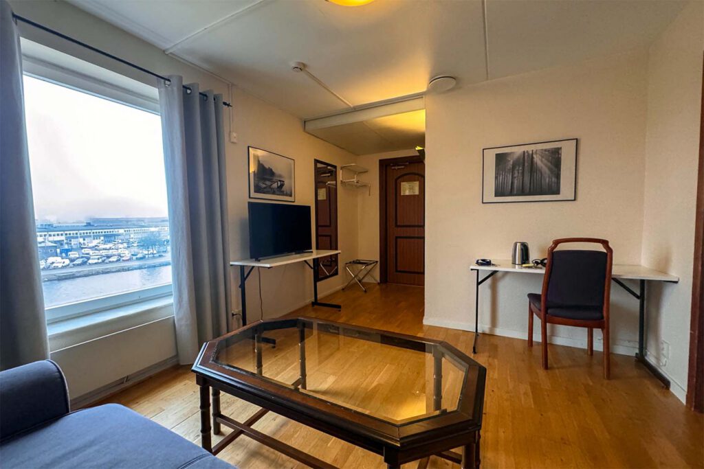 Vy från vardagsrum mot hall och entré